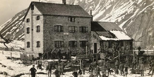 Unterkünfte im Ersten Weltkrieg: Schneeschuhbataillon vor der Kemptner Hütte während des Ersten Weltkrieges. Archiv des DAV, München