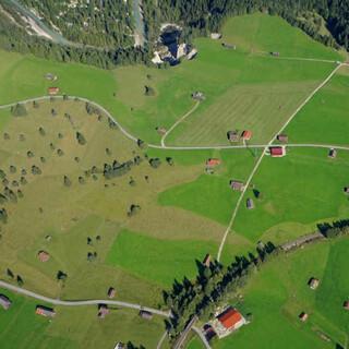 Felder und Wiesen gleichen aus der Luft Modellbaulandschaften. Foto: Till Gottbrath