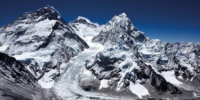Everest (links), Nuptse (rechts) und dazwischen der Lhotse mit der Lhotseflanke. Foto: Robert Bösch
