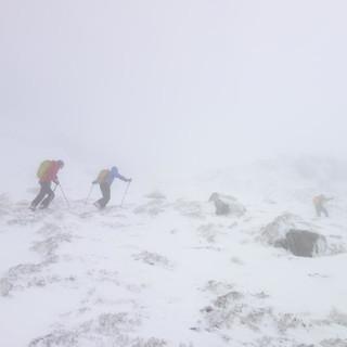 In Nebel und Schneegestöber geht's bergauf, Foto: Michi Wärthl