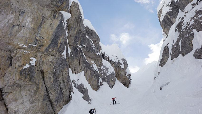 Aufstieg zur Cristalloscharte - Eine steile Schneerinne führt aus dem engen Talgrund hinauf Richtung Cristalloscharte.