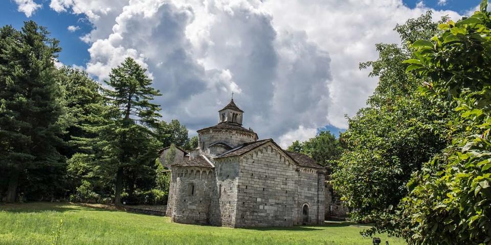 Kultur-Wanderziel: Die Kirche San Giovanni bei Montorfano hat ein Taufbecken aus dem Jahr 600. Foto: Stefan Neuhauser