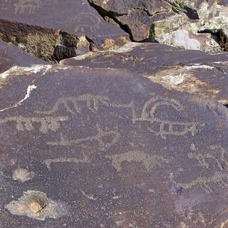 Die Szene auf diesem Felsbild von Ughtasar zeigt eine Ziege mit Großkatzen. Foto: Ji-Elle, CC BY-SA 4.0 via Wikimedia Commons