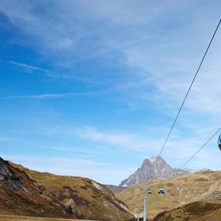 Wettrüsten der Skigebiete - Der Auenfeldjet verbindet seit 2013 die Skigebiete Lech-Zürs und Warth-Schröcken: Das entstandene Skigebiet ist nun das größte Vorarlbergs. Die Gondel führt durch ein äusserst sensibles alpine Ökosystem. (Foto: K. Riedmiller)
