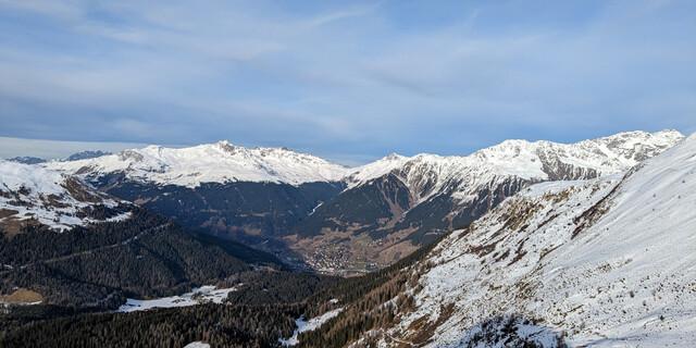 Blick vom Seehorn nach Klosters am 2. Januar 2023: Warten auf den Schnee. Foto: Jonas Götte, SLF