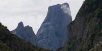 Oberhalb von Bulnes zeigt sich der Pico Urriellu so majestätisch wie abweisend. Foto: Antes & Antes