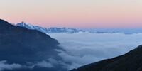 Unter dem Nebelmeer verbirgt sich der Vinschgau, der Ortler ragt durch die Wolkendecke. Foto: Stefan Herbke