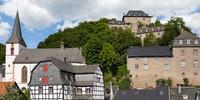 Herrliches Ensemble: Burg Blankenheim, Kirche St. Mariä Himmelfahrt und das Eifelmuseum. Foto: DAV/Klaus Herzmann