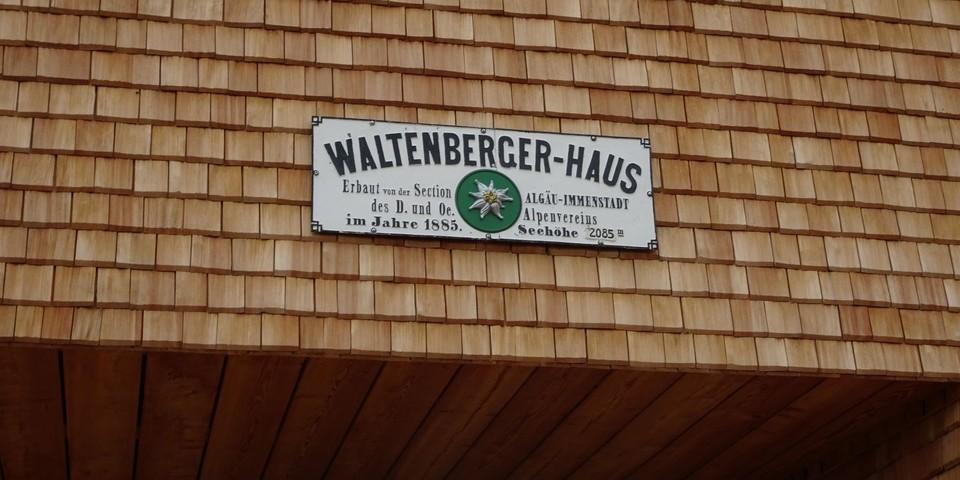 Alt auf Neu - das Hüttenschild des Waltenberger-Hauses, Foto: DAV