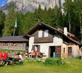 Einsame Dolomiten: Die kleine Bosconerohütte unter der Rocchetta Alta ist selten überfüllt. Foto: Ralf Gantzhorn