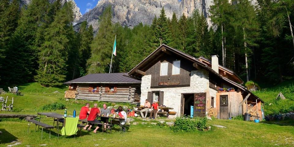 Einsame Dolomiten: Die kleine Bosconerohütte unter der Rocchetta Alta ist selten überfüllt. Foto: Ralf Gantzhorn