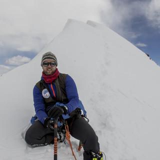 Steffen Graupner vor der Gipfelwechte; Foto: Steffen Graupner