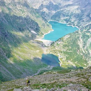 Abstieg zum Stausee Lago Barbellino – das Rifugio Curò liegt ein gutes Stück rechts oberhalb der Staumauer. Foto: Joachim Chwaszcza