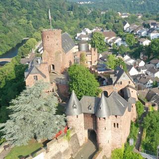 Spektakuläre Schlösser und Burgen säumen den Weg – wie hier die Burg Hengebach in Heimbach. Foto: Thorsten Brönner