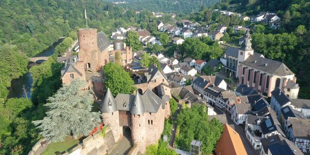 Spektakuläre Schlösser und Burgen säumen den Weg – wie hier die Burg Hengebach in Heimbach. Foto: Thorsten Brönner