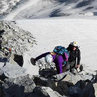 Mit Tiefblick auf die Firnreste unter der ausapernden Nordwand führt Kletterei meist im zweiten Grat zum Hochgall-Gipfel. Foto: Andi Dick