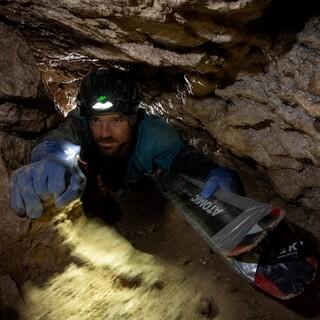 Aufstieg durch die Höhle. Foto: LensecapeProductions/RobbieShone