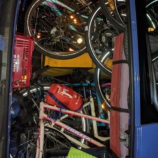 Viele Fahrräder in Kleinbus gestapelt. Foto: JDAV Oberland/ Sebastian Schimpfle