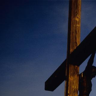 Tavonarokreuz - Andacht: Tavonarokreuz am Stripsenjoch mit Abendlicht auf der Predigtstuhl-Westwand, Foto: Andi Dick