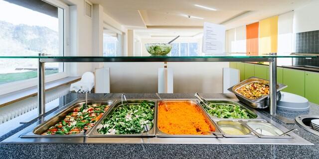 Salat - Buffet im großzügigen Speisesaal, Foto: Jubi Archiv/Simon Toplak
