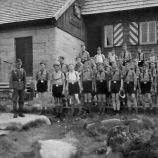 Hitlerjugend vor einer Hütte im Harz, aufgenommen zwischen 1933 und 1945, Quelle: DAV-Archiv