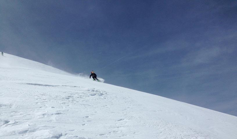 1.6., 11:28 – von nun an geht’s bergab: staubende Abfahrt vom Mont-Blanc-Gipfel