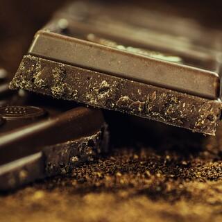 Dunkle Schokolade enthält keine Milch und ist daher etwas klimafreundlicher. Foto: pixabay/AlexanderStein