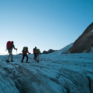 Auf dem Taschachferner auf dem Weg zur Wildspitze knirschen die Zacken der Steigeisen noch im Eis. Foto: Bernd Ritschel