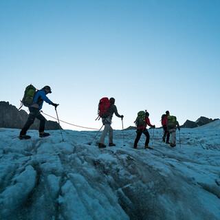 Auf dem Taschachferner auf dem Weg zur Wildspitze knirschen die Zacken der Steigeisen noch im Eis. Foto: Bernd Ritschel