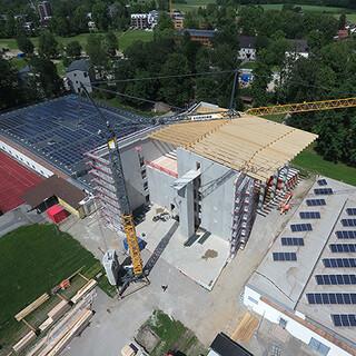 Aktuell wird das Dach gebaut - im Herbst 2022 soll die Halle dann fertig sein. Foto: Manfred Schneebecke (www.wildtierhilfeamerang.org)