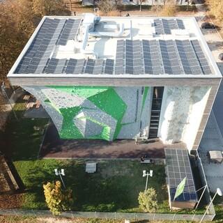 Photovoltaik auf dem Dach des Kletterzentrums in Landshut. Foto: DAV/Sektion Landshut