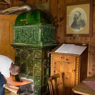 Totes Gebirge: Norbert Donza heizt den Ofen auf seiner Pühringer Hütte ein – ein gemütlicher Abend steht bevor. Foto: Iris Kürschner
