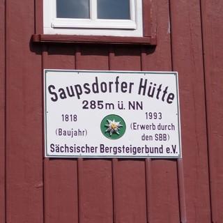 Hüttenschild der Saupsdorfer Hütte, Foto: Christian Walter
