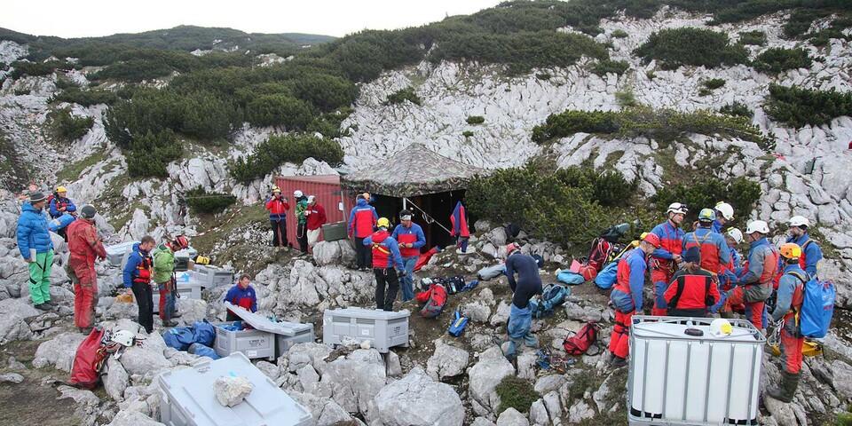 Elf Tage waren über 800 Einsatzkräfte  - überwiegend ehrenamtlich - an der Rettungsaktion in der Riesending-Höhle beteiligt.  Foto: BRK BGL/Markus Leitner