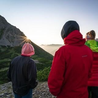 Jugendgruppe blickt auf den Sonnenaufgang. Foto: JDAV/ Silvan Metz