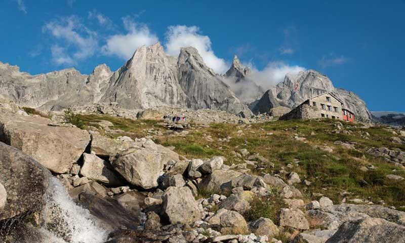 <p>Freie Wahl: Über der Sciorahütte bietet die gleichnamige Gruppe große Auswahl an alpinen Zielen.</p>

<p>Foto: Ralf Gantzhorn</p>