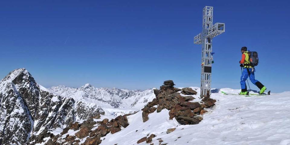 Auf dem Gipfel der Sonklarspitze - Von nun an geht’s bergab: Die Sonklarspitze ist der Höhepunkt des vierten Tages. Foto: Stefan Herbke