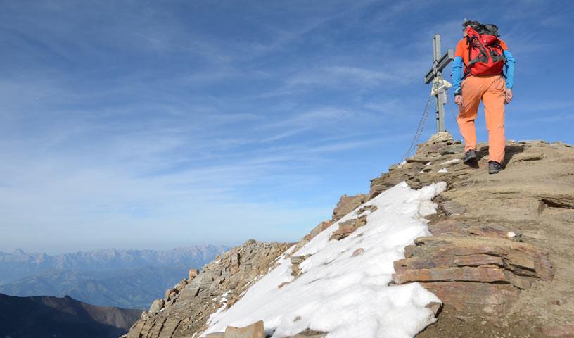 Am Gipfel des Wiesbachhorns - Schneefrei aufs Wiesbachhorn, ein seltenes Glück. Hinten das Steinerne Meer