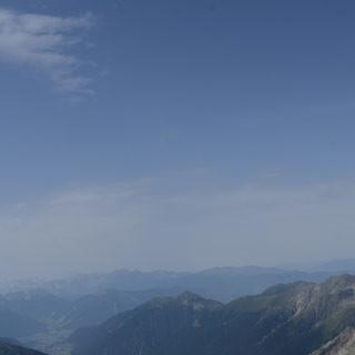 Blick von der Mittleren Ohrenspitze - Trophäenschau: Gipfelblick von der Mittleren Ohrenspitze auf Antholzer Tal, Hochgall und hinten den Schneebigen Nock.