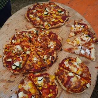 Frische Pizza aus dem Jubieigenen Pizzaofen. Foto: Jubi Hindelang