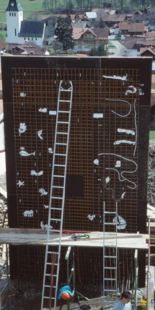Aufbau der Außenkletterwand der Jubi, ca. 1992, Foto: Wolfgang Mayr