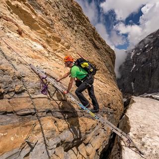 Eine Leiter erleichtert den Übergang vom Roten Band zum Gletscher beim Abstieg vom Tödi. Foto: Ralf Gantzhorn
