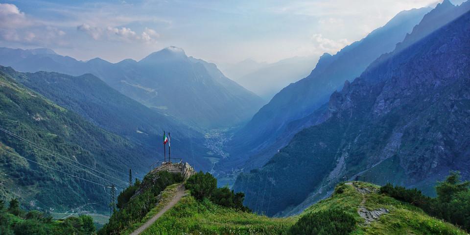 Ausblick vom Ostello al Curò nach Westen über das Val Bondione. Foto: Joachim Chwaszcza