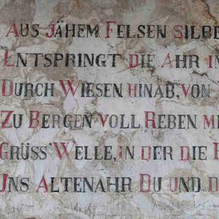 Dieses Gedicht und die Quelle nebenan markieren den Ausgangspunkt des Ahrsteigs in Blankenheim. Foto: DAV/Klaus Herzmann