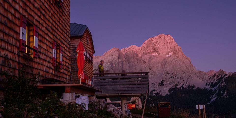 Abendlicht als positiver Wetterbericht: bei der Hofpürglhütte; Foto: Iris Kürschner