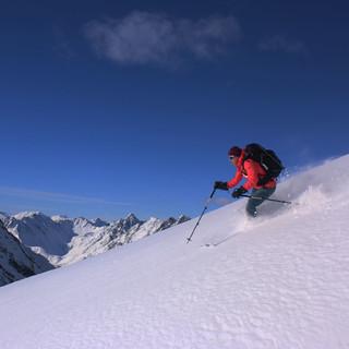 Am Schweizer Alpenhauptkamm (wie hier in der Lischana Gruppe) liegt bereits ausreichend Schnee. Foto: Pröttel