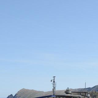 Hoher Tenn - Sogar die Liftsessel haben Sommerpause; im Hintergrund der Hohe Tenn