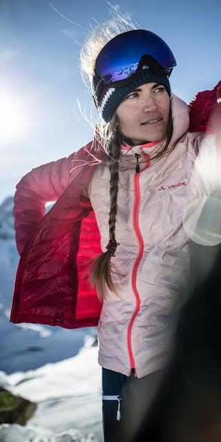 Eine zusätzliche Lage macht die Gipfelpause meist angenehmer. Foto: VAUDE/Moritz Attenberger