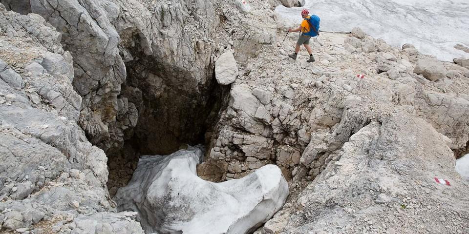 Totes Gebirge: Bei schlechter Sicht oder Restschnee sind die zahlreichen Dolinen nicht ganz ungefährlich. Foto: Iris Kürschner