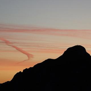 Aufbruch vor Sonnenaufgang: Rückblick zu Reichenstein und Reichensteinhütte am Beginn der Marathonetappe nach Johnsbach. Foto: Axel Klemmer
